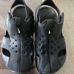 NIKE BOYS SUNRAY PROTECT 2 OUTDOOR SANDAL - BLACK.